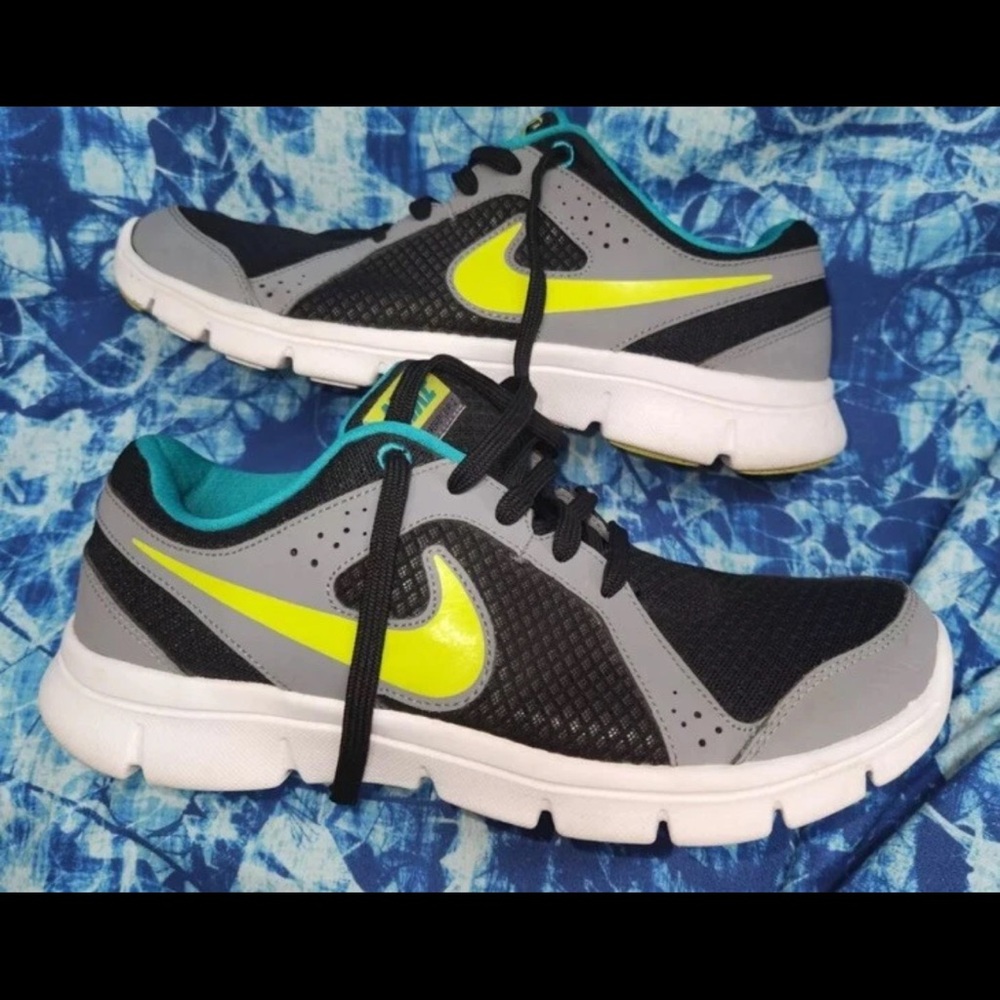 Preowned- Nike Flex Experience RN2 599340-009 Boys (Size 6Y)